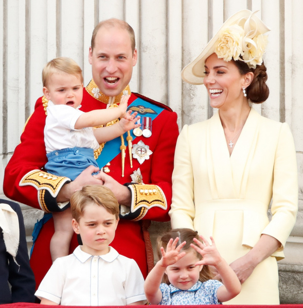 Инсайдеры: королева запретила Кейт Миддлтон иметь еще детей, чтобы без перерывов работать за двоих в отсутствие Сассексов