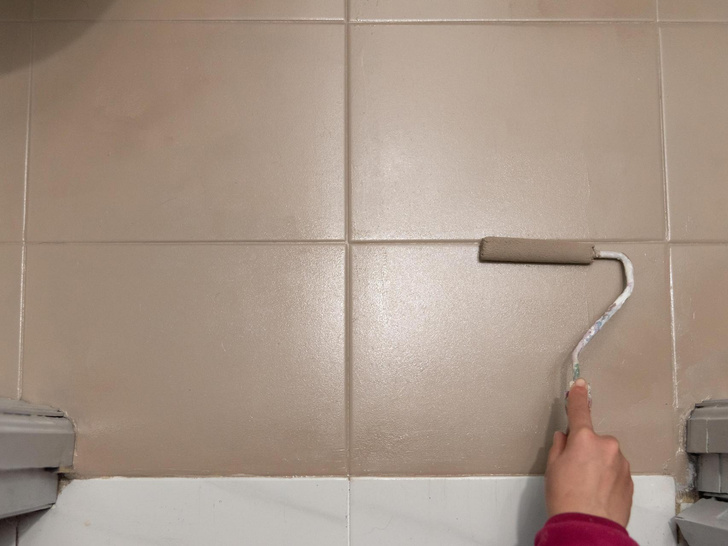 Ремонт без вложений: как покрасить плитку, чтобы спасти устаревшую ванную комнату