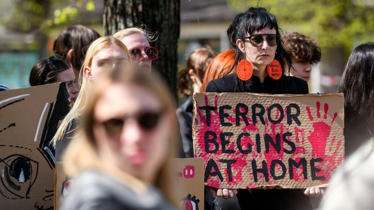 Власти Латвии на фоне протестов отложили вопрос выхода из Стамбульской конвенции о борьбе с насилием в отношении женщин | marieclaire.kz