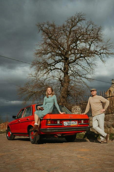 Бармины и восстановленный ими «Мерседес» 1984 года. Они назвали его Ева | Источник: архив семьи Барминых
