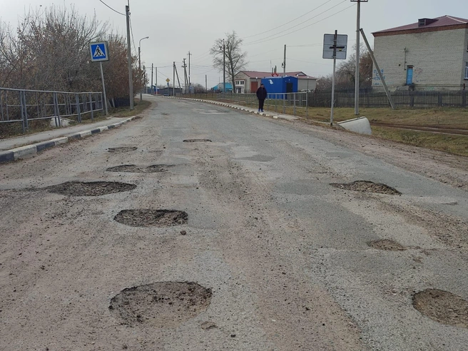 Ямы на главной улице села | Источник: Илья Калинин / NGS.RU