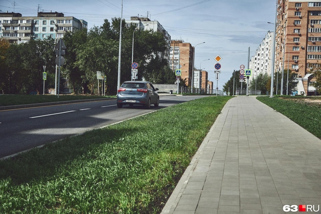 Симпатичные газоны шириной в целую вторую полосу | Источник: Роман Данилкин / 63.RU