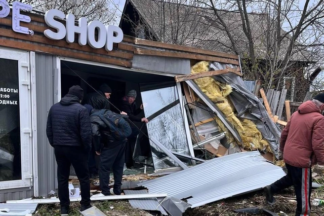 Рано утром в этот павильон на Юбилейном врезался автобус | Источник: «ЧП И ДТП | ПЕРМЬ И КРАЯ» / Teleram