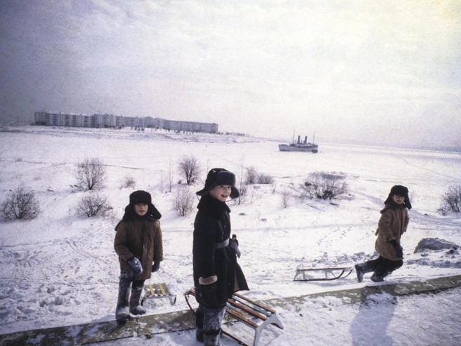 Дети на Байкале в зимних шапках. Фото 1983 года. | Источник: Legion Media