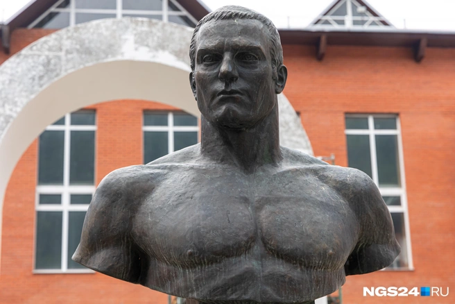Бюст Ивана Ярыгина перед школой | Источник: Мария Ленц / NGS24.RU