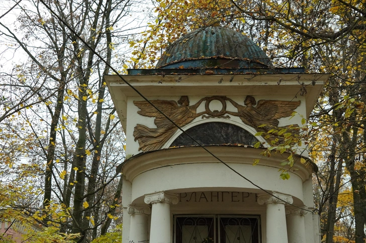 Загадочные склепы, ангелы и плакальщицы: 3 самых красивых кладбища Москвы