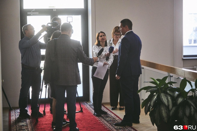 В каждом углу корреспонденты берут интервью | Источник: Роман Данилкин / 63.RU