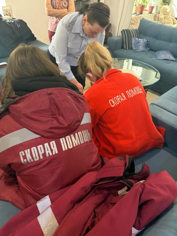 На фото процедура оформления брошенного ребенка в госучреждение | Источник: Центр Социальной помощи Женщинам «Ты Не Одна» / Vk.com