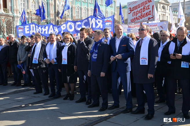 Еще в 2017 году Алексей Орлов и Виктор Шептий ходили бок о бок в одном первомайском строю. Людмила Бабушкина тоже была рядом с ними | Источник: Артем Устюжанин / E1.RU