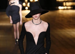 Осторожно, горячо: 10 откровенных нарядов из коллекции Saint Laurent FW18-19