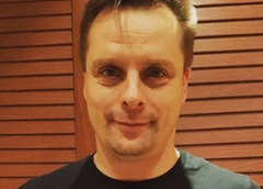 Александр Носик рассказал о гостевом  браке с новой девушкой