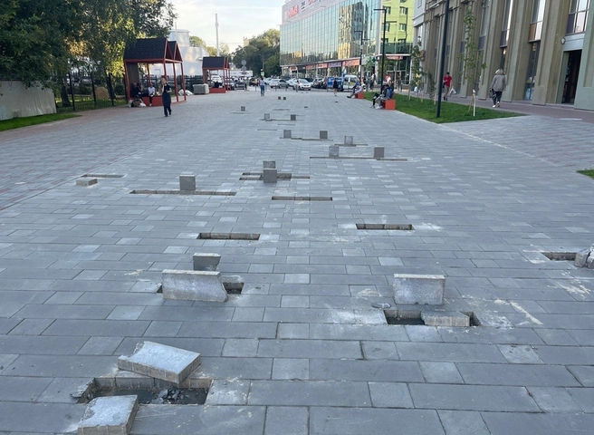 На Малом шоссе через месяц после ремонта засняли дыры в тротуарной плитке | ya62.ru