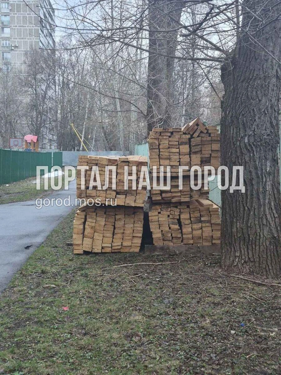 Рабочие сложили доски на улице | Источник: gorod.mos.ru