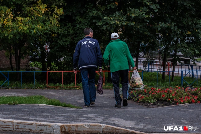 Уже успели где-то закупиться с утра пораньше | Источник: Булат Салихов / UFA1.RU