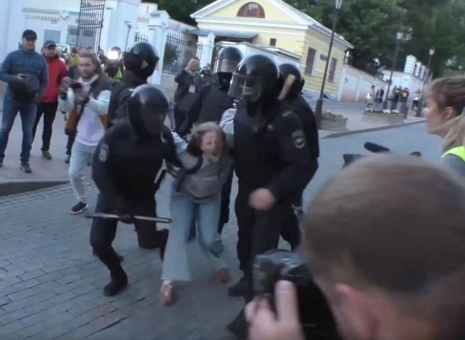 Видео: полицейский бьет девушку «под дых» во время задержания в Москве | ya62.ru