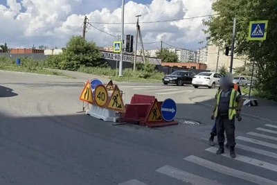 Провал асфальта на перекрестке в Челябинске