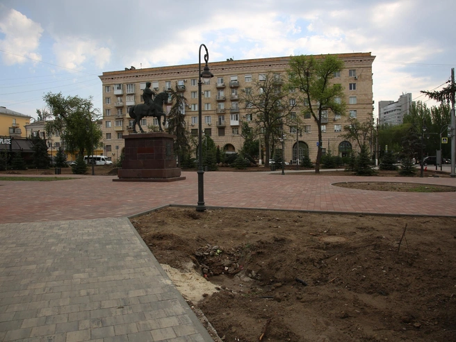 Дорожки готовы, а обещанного газона не видать | Источник: Константин Завриков / V1.RU
