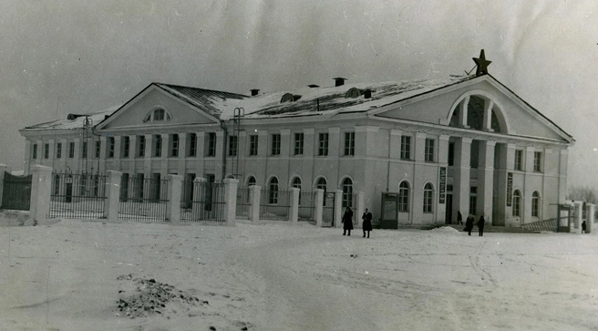 Районный дворец культуры имени XIX Партсъезда построили в 1952-м | Источник: Новокузнецкий краеведческий музей / vk.com