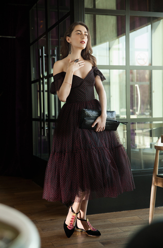 Платье, Isabel Garcia; босоножки с закрытым носом, Charlotte Olympia; клатч, Bottega Giotti; кольцо, Wanna?Be!