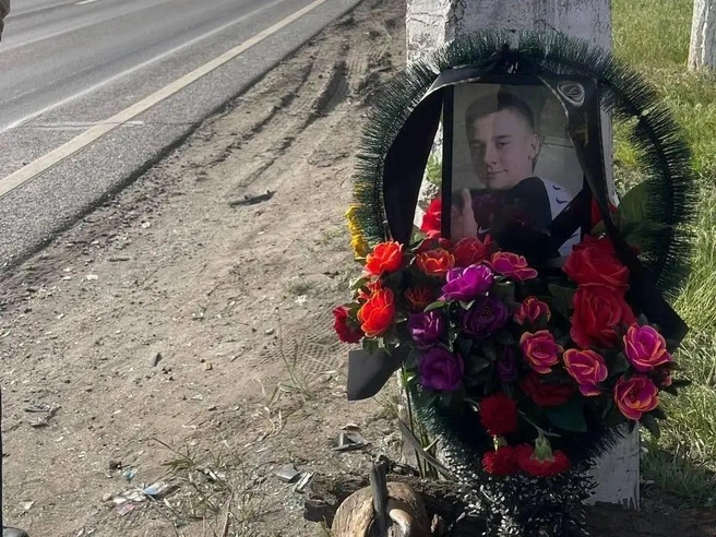 На месте аварии был создан мемориал в память о погибшем подростке | Источник: Алексей Волхонский / V1.RU