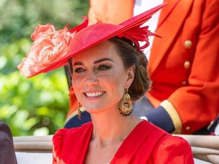 Миддлтон надела алое платье, а Маркл щеголяла в белом. Кто выглядел лучше на скачках Royal Ascot