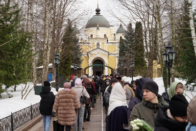Верующие часами стоят у мощей святой Матроны в Москве