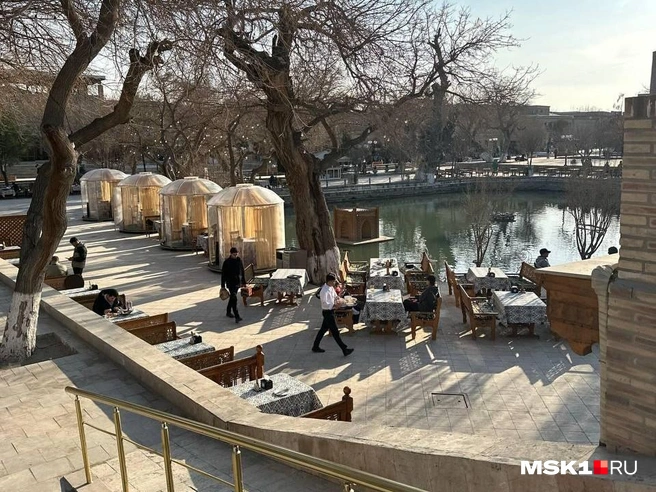 Туристы любят Ляби Хауз за уютные рестораны у воды | Источник: Екатерина Рябчук / MSK1.RU
