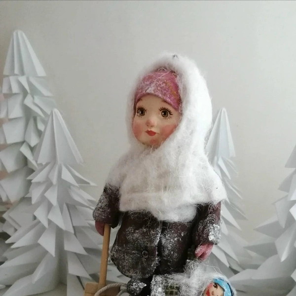 «Анютка с куклой на прогулке» | Источник: «ELKA_VATA» Авторская елочная игрушка / Vk.com