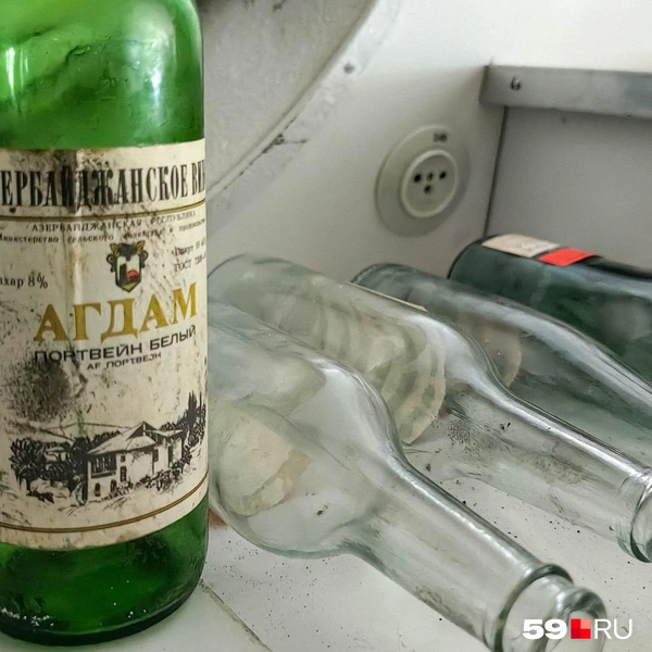На полках сохранились бутылки азербайджанского вина из одноименной ССР | Источник: Василина Любимова / 59.RU