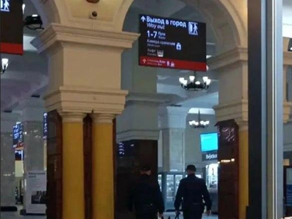На территории было много полицейских | Источник: читательница НГС
