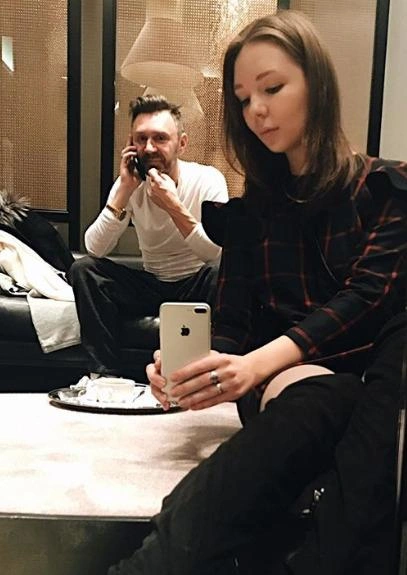 У Серафимы не так много фото со звездным отцом | Источник: shnrv.astnn / Instagram (экстремистская организация, деятельность запрещена на территории РФ)