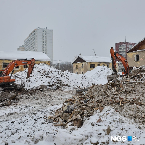 Старый комплекс домов в ближайшее время полностью снесут, жителей уже расселили | Источник: Александр Ощепков / NGS.RU