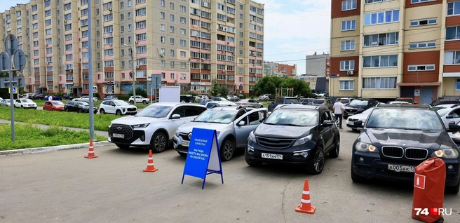 Очередь скапливается в момент технического перерыва на АЗС. Машины на низком старте ждут открытия заправки после подвоза топлива | Источник: Михаил Шилкин