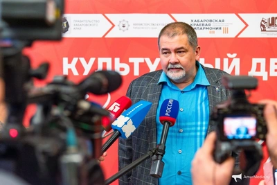 Писатели Прилепин и Лукьяненко прибыли в Хабаровск