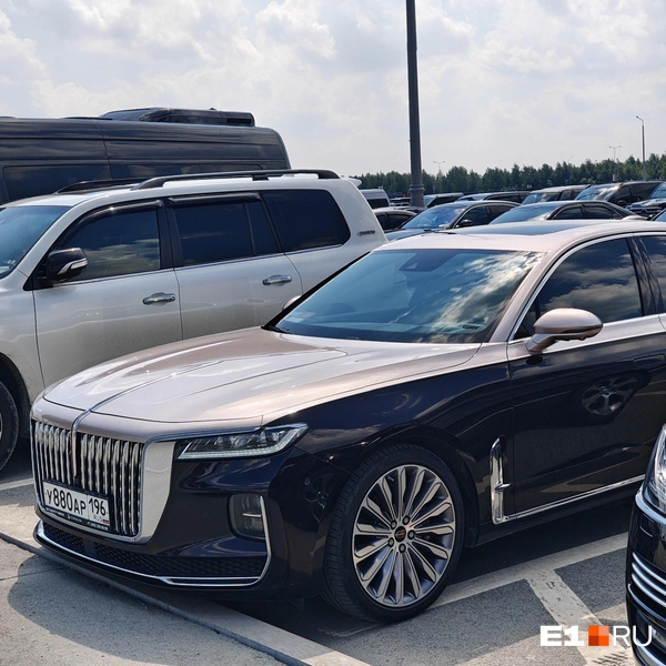 С первого взгляда может показаться, что это Rolls-Royce, но нет — китайский лимузин Hongqi H9 | Источник: Кирилл Кушнов / E1.RU