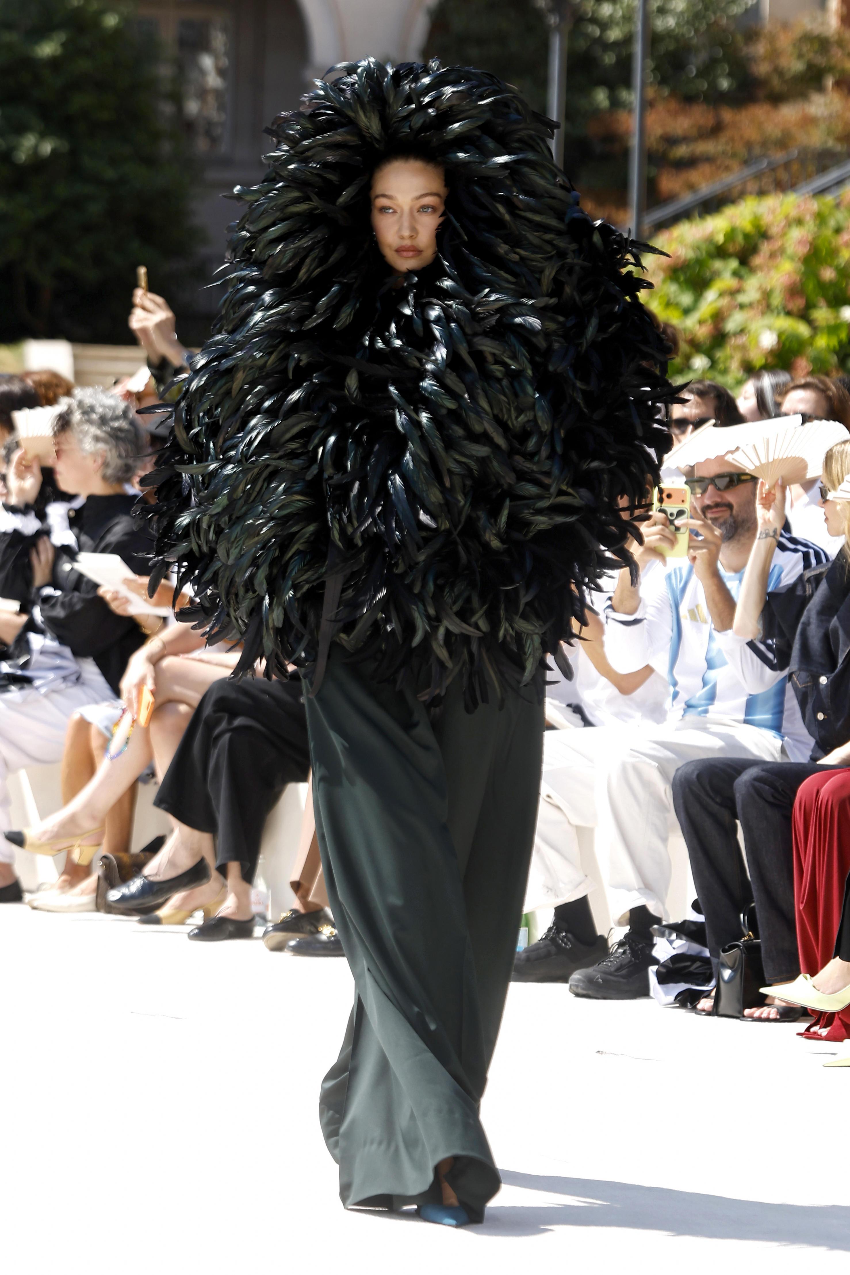 Корсакова&nbsp; в маске из сетки, Тейлор-рептилия и другие героини couture fashion week на грани модного скандала