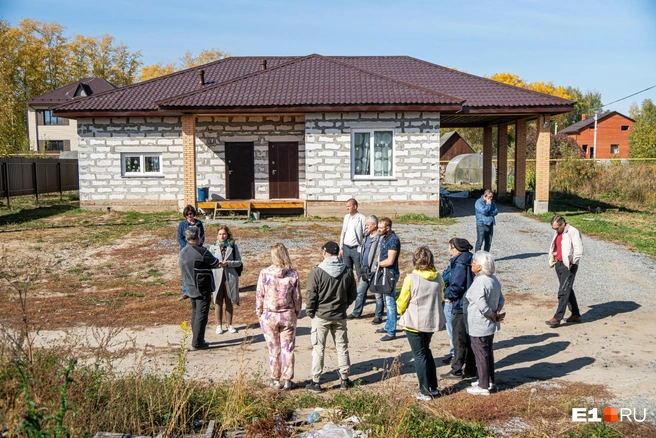 Если вы решили построить дом, изучите другие проекты застройщика и обязательно проверяйте, как идут работы на вашем участке | Источник: Александр Ощепков / Городские медиа