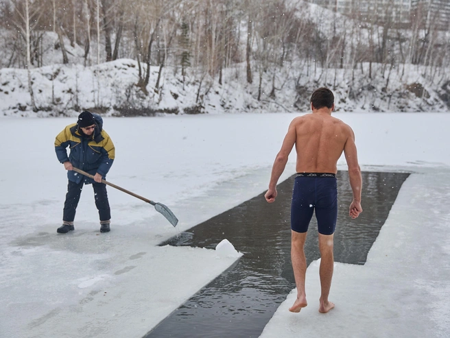 Соблюдение правил безопасности — обязательное условие моржевания | Источник: Александр Ощепков / NGS.RU