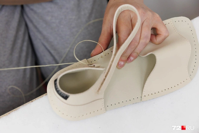 В бренде «босоногой» обуви Katsia трудится сразу шесть мастериц. Они кроят, обвязывают, сшивают обувь, упаковывают ее в мешочки со штампом бренда | Источник: Ирина Шарова / 72.RU