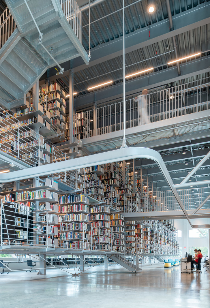 Библиотека с подвесными стеллажами Корнелльском университете (фото 5)