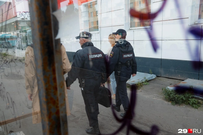 Попутно полиция следит за безопасностью строений и зданий  | Источник: Иван Митюшёв / 29.RU