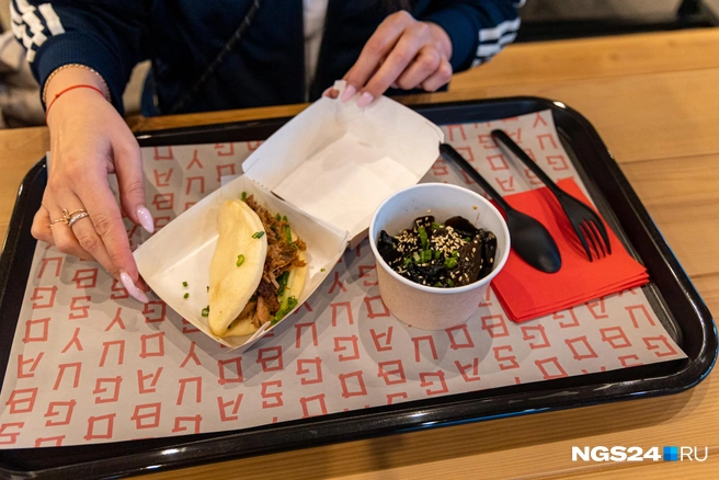 Бао с уткой по-пекински. Сказали, что это бюджетный способ попробовать их утку | Источник: Мария Ленц / NGS24.RU