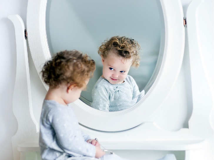 5 игр с зеркалом, которые помогают развитию ребенка