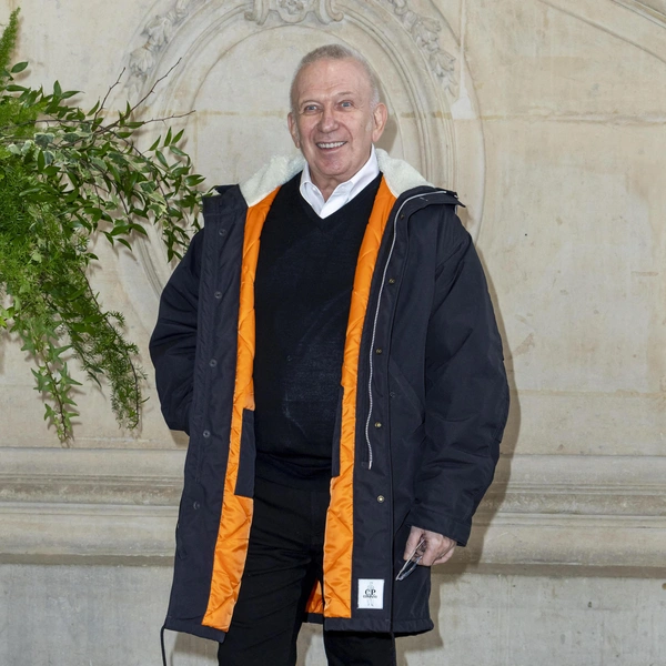 Дебют Джонатана Андерсона для Dior: цветы, скульптуры и новая женственность Дебют Джонатана Андерсона для Dior: цветы, скульптуры и новая женственность