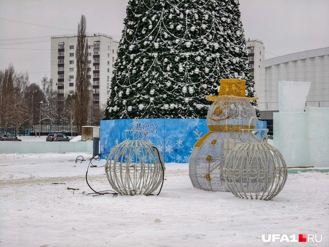 Снеговик освещает всю площадь | Источник: Булат Салихов / UFA1.RU