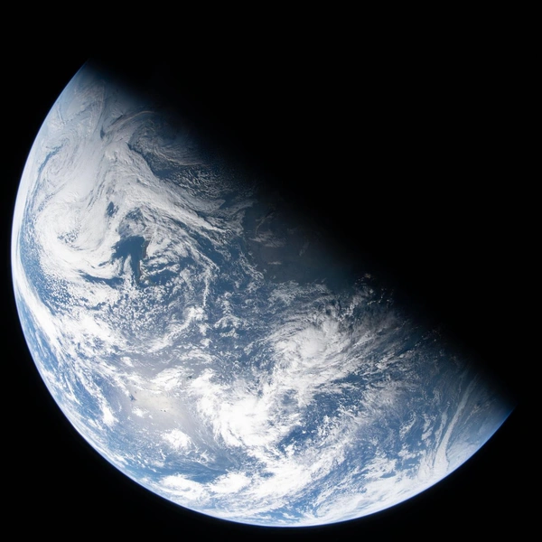 Вид на Землю, снятый астронавтом НАСА и командиром миссии Artemis II Ридом Уайзманом из одного из четырех окон космического корабля Orion после завершения маневра по выходу на транслунную траекторию 2 апреля 2026 года. | Источник: NASA