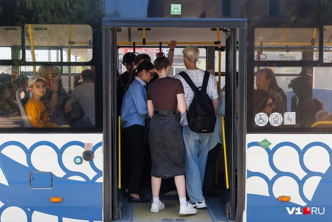 А ведь раньше объявляли: пройдите в салон, не стойте в дверях | Источник: Алексей Волхонский / V1.RU