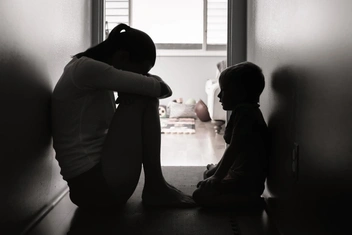 «Знаю по кондиционеру, когда белье мужа стирает любовница. Как уйти от тирана-двоеженца?»