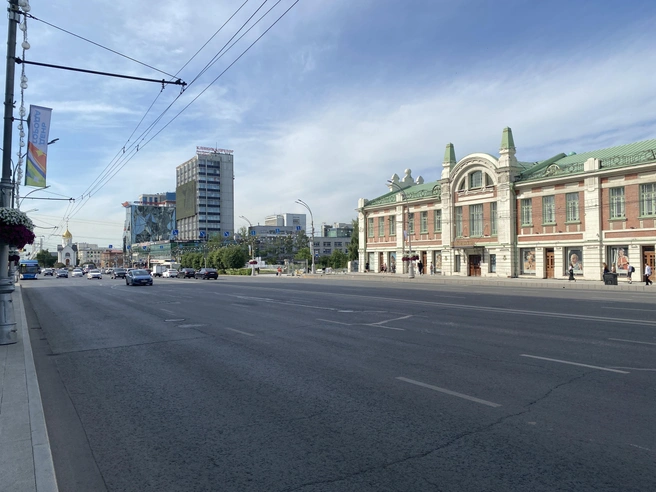 Красный проспект в 9:57 — почти пуст, машины только у светофоров | Источник: Стас Соколов / NGS.RU