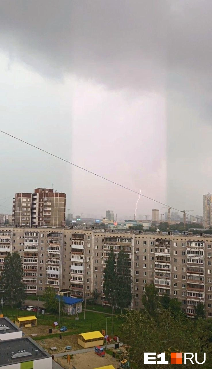 Вместо дорог — реки. В Екатеринбург пришла гроза — онлайн | Источник: читатель Е1.RU